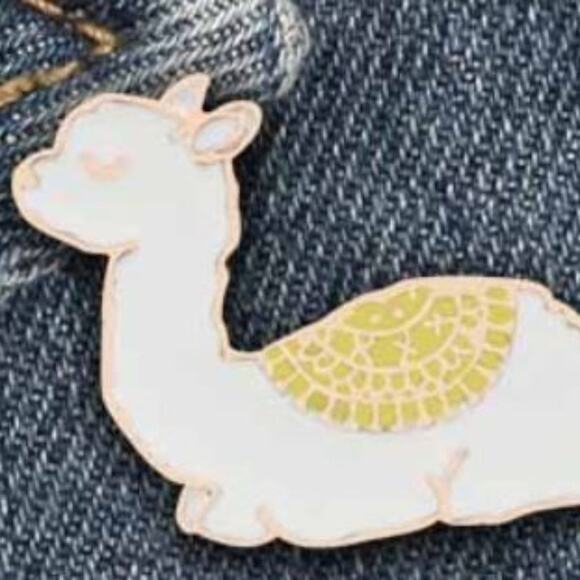 Llama Laying Down Pin Brooch - Picture 1 of 2